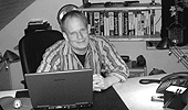 Ulrich Spitth�ver an seinen Schreibtisch.